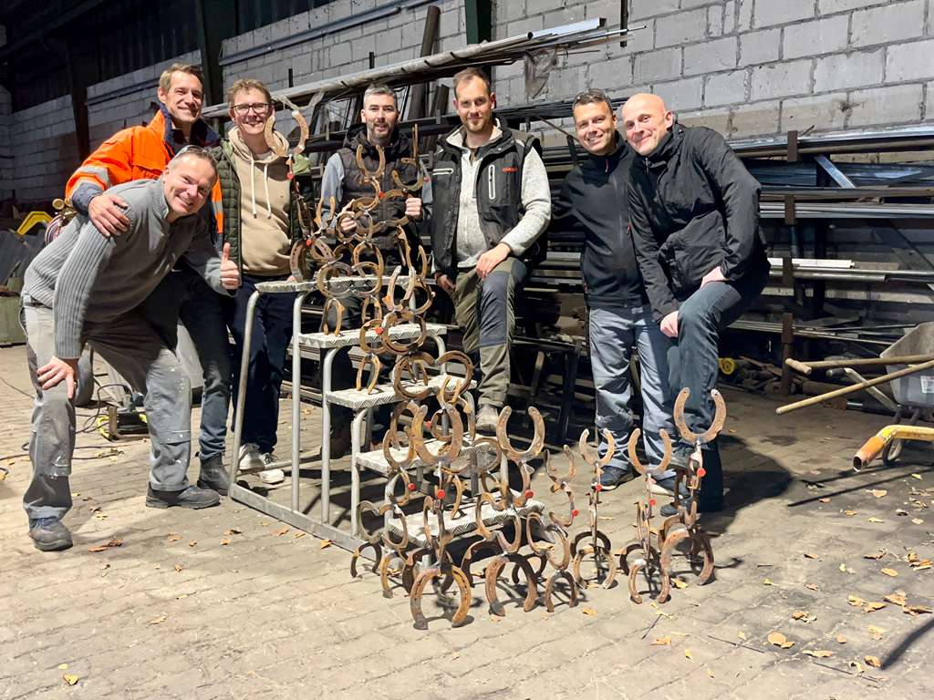 Mitglieder von Old Table 51 mit den gemeinsam gefertigten Hufeisen-Rentieren